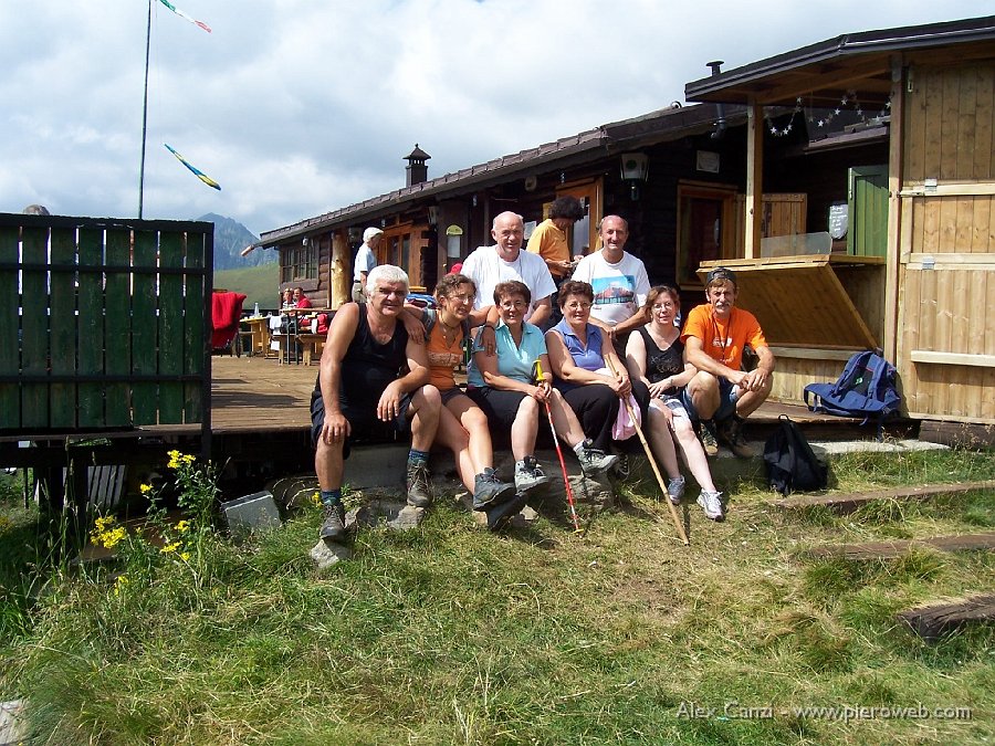 10 Al Rifugio Mirtillo.JPG - L'allegra brigata dei finti escursionisti, ma amanti della buona cucina, posa al Rifugio Mirtillo